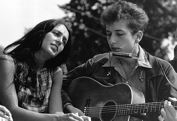 Folk singers Joan Baez and Bob Dylan perform during a civil rights rally on August 28, 1963 in Washington D.C.